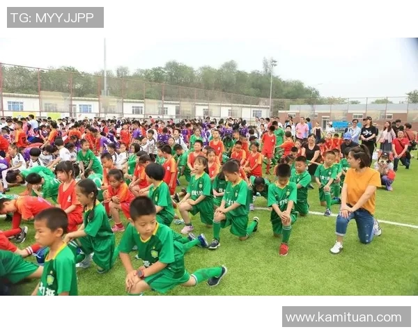 足球宝贝舞蹈魅力四射展现青春活力与团队精神的完美结合